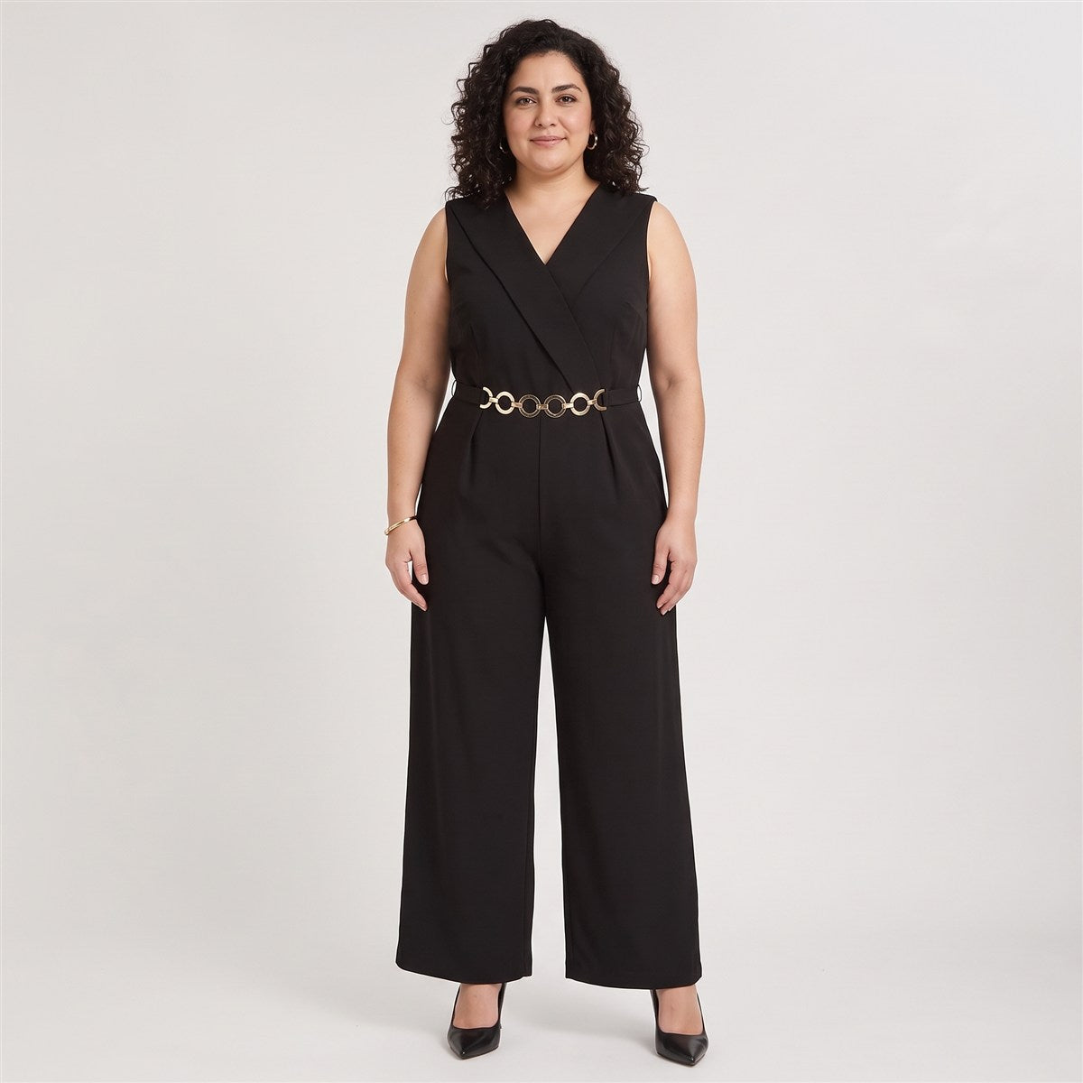 Enterito sin Mangas y Aplicación en Cintura Negro en modelo plus size