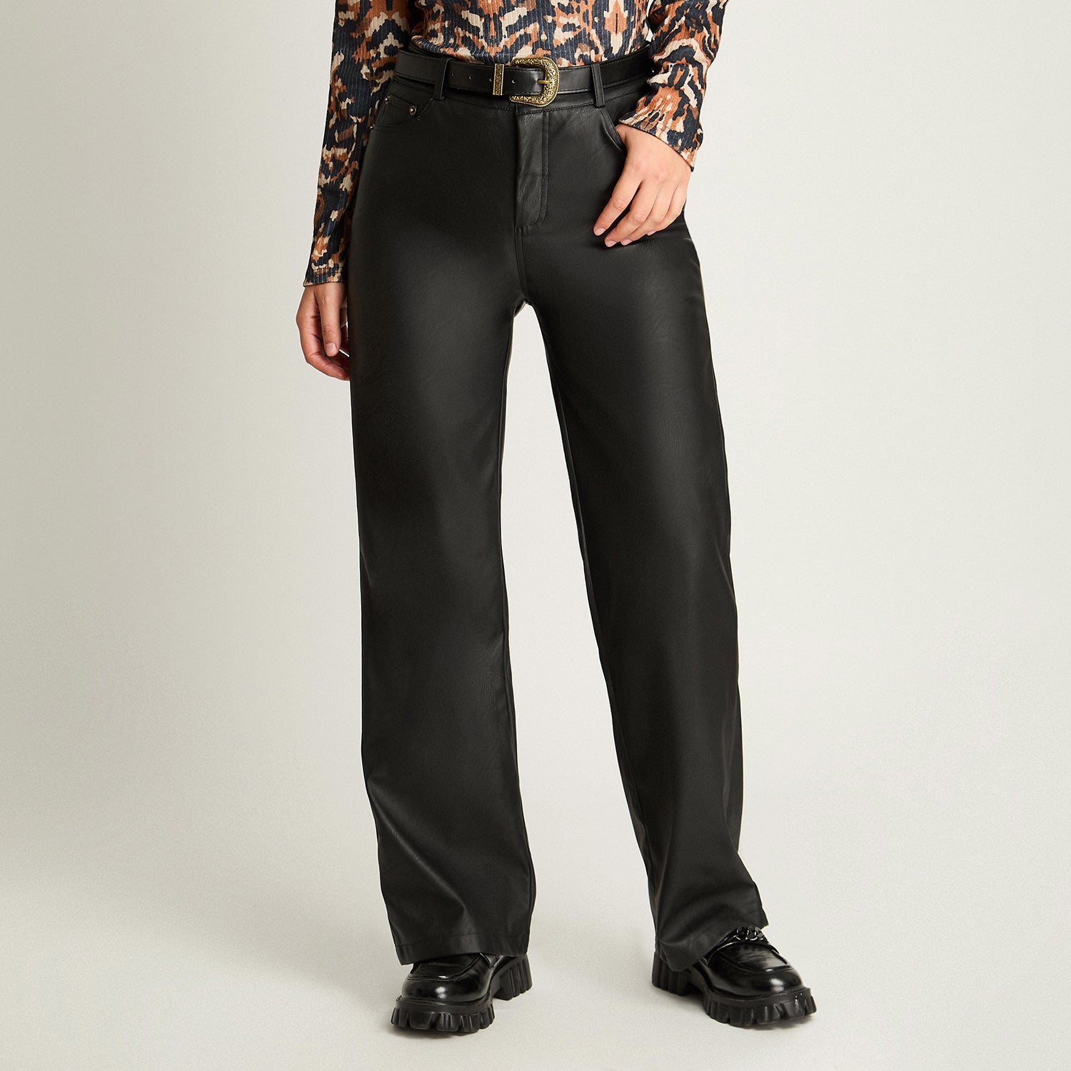 Pantalón Recto Pu Con Cinturón Negro Curvi