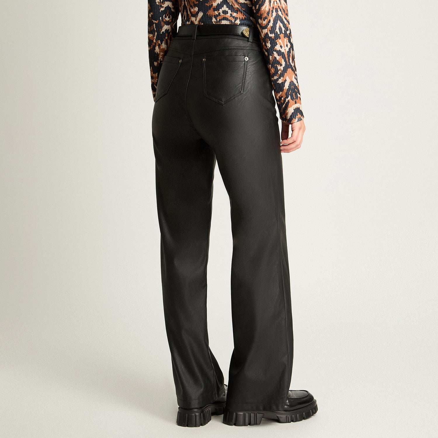 Pantalón Recto Pu Con Cinturón Negro Curvi