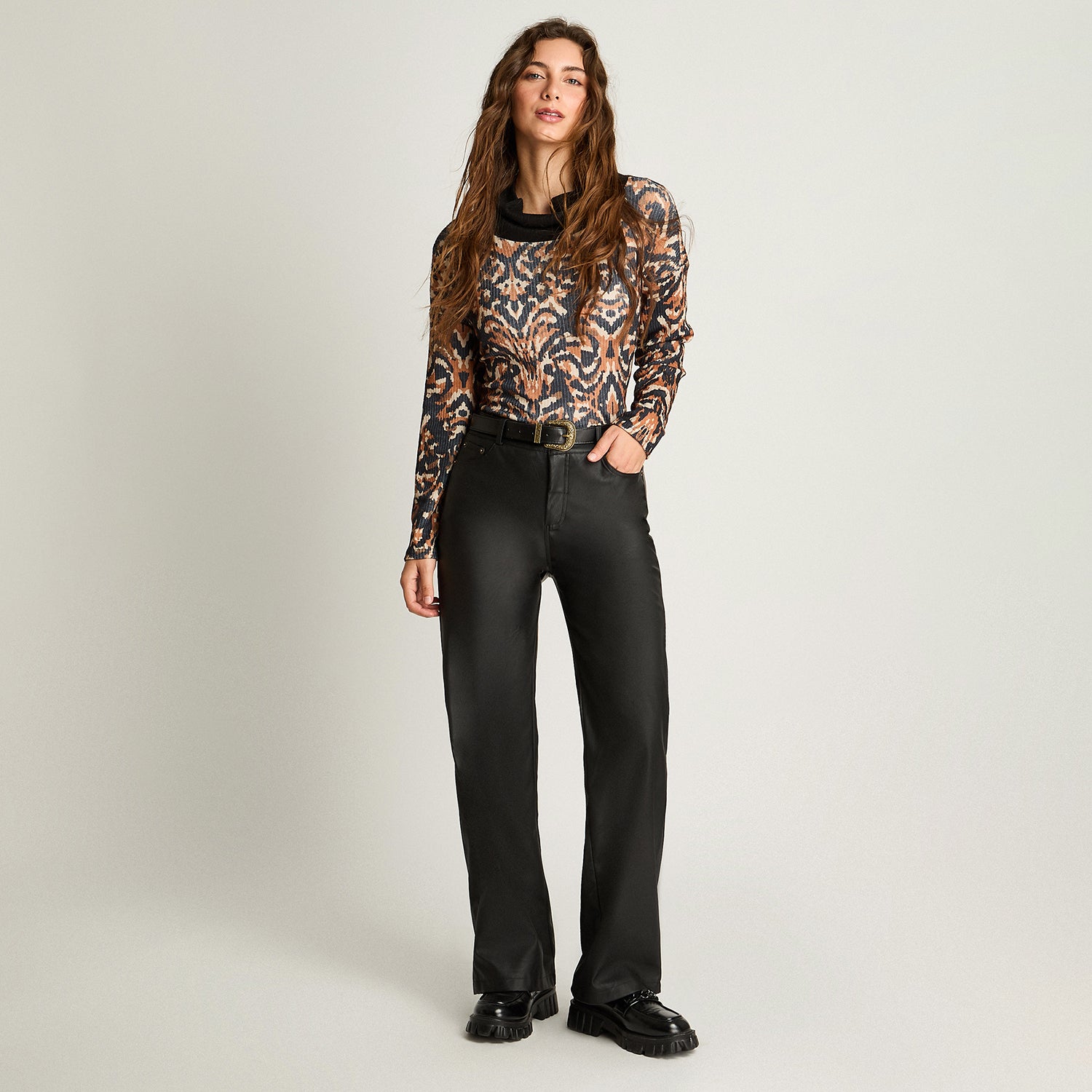 Pantalón Recto Pu Con Cinturón Negro Curvi