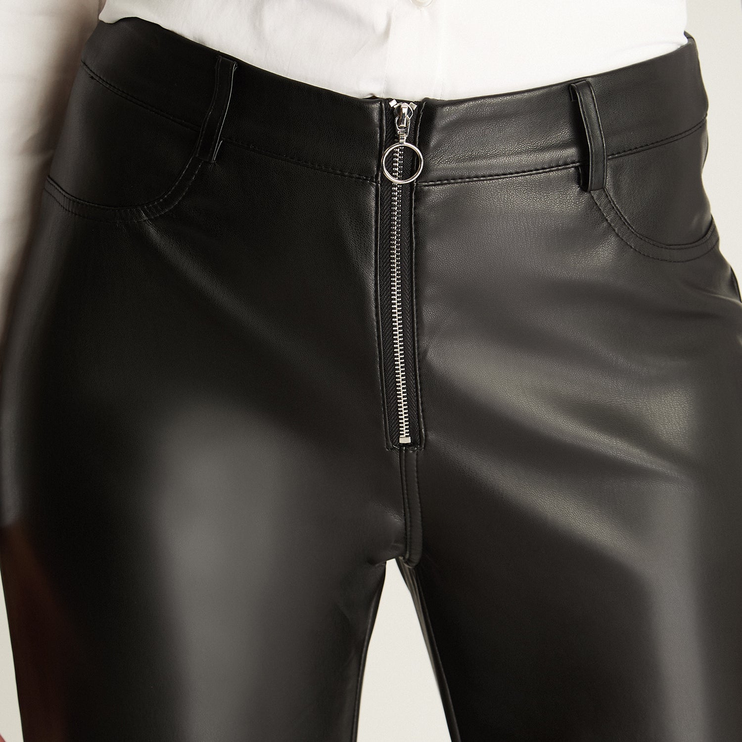 Pantalón Wide Leg Bolsillos Y Cierre Metalico Negro