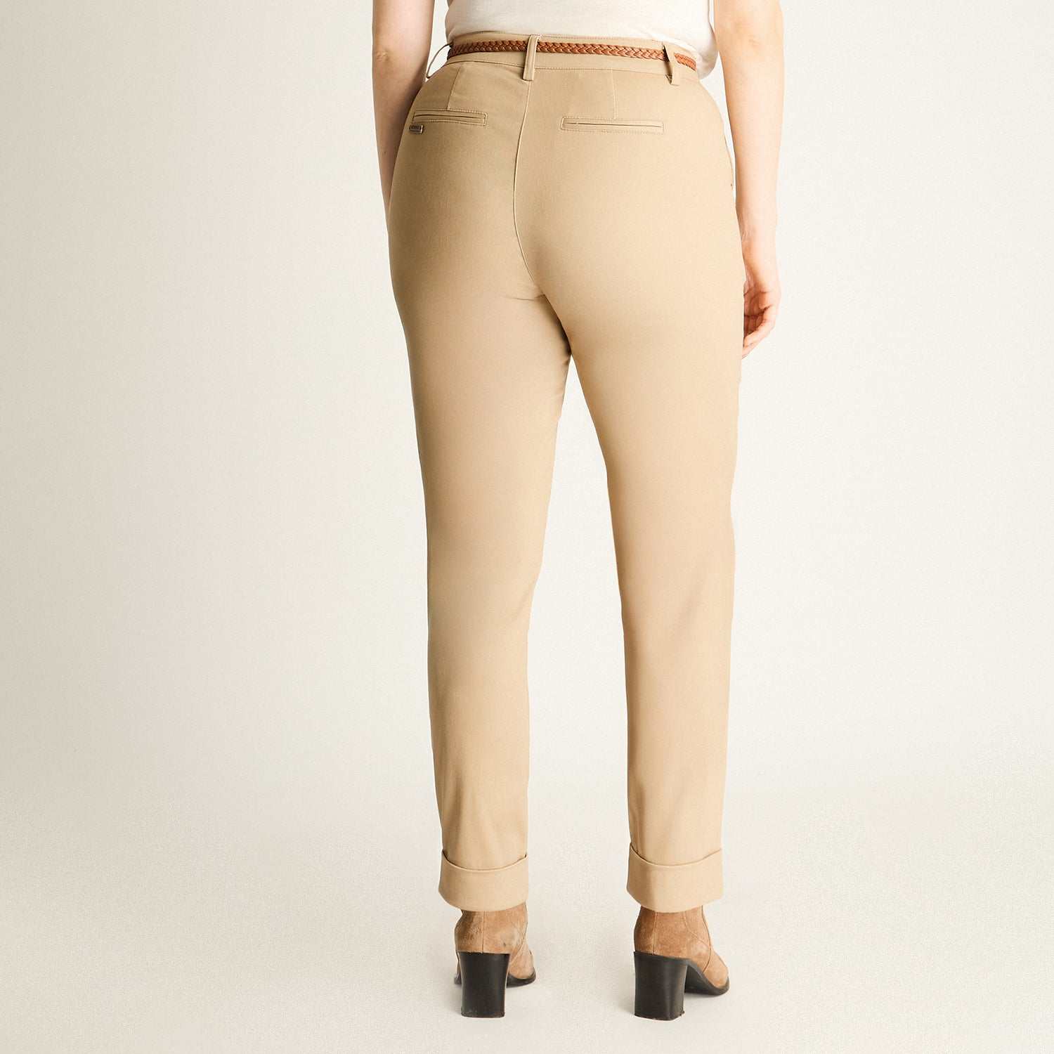 Pantalón Beige con Cinturón Trenzado