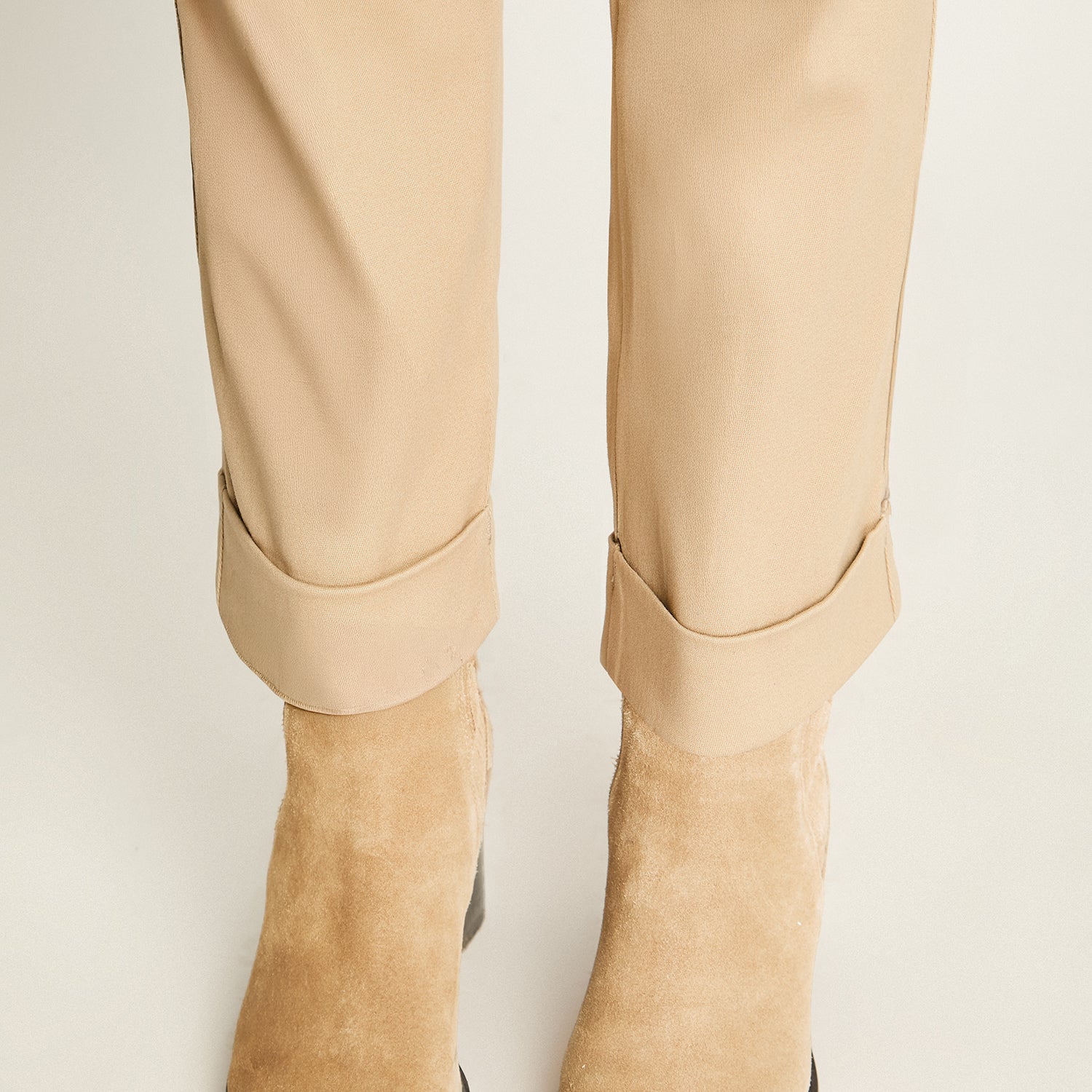 Pantalón Beige con Cinturón Trenzado