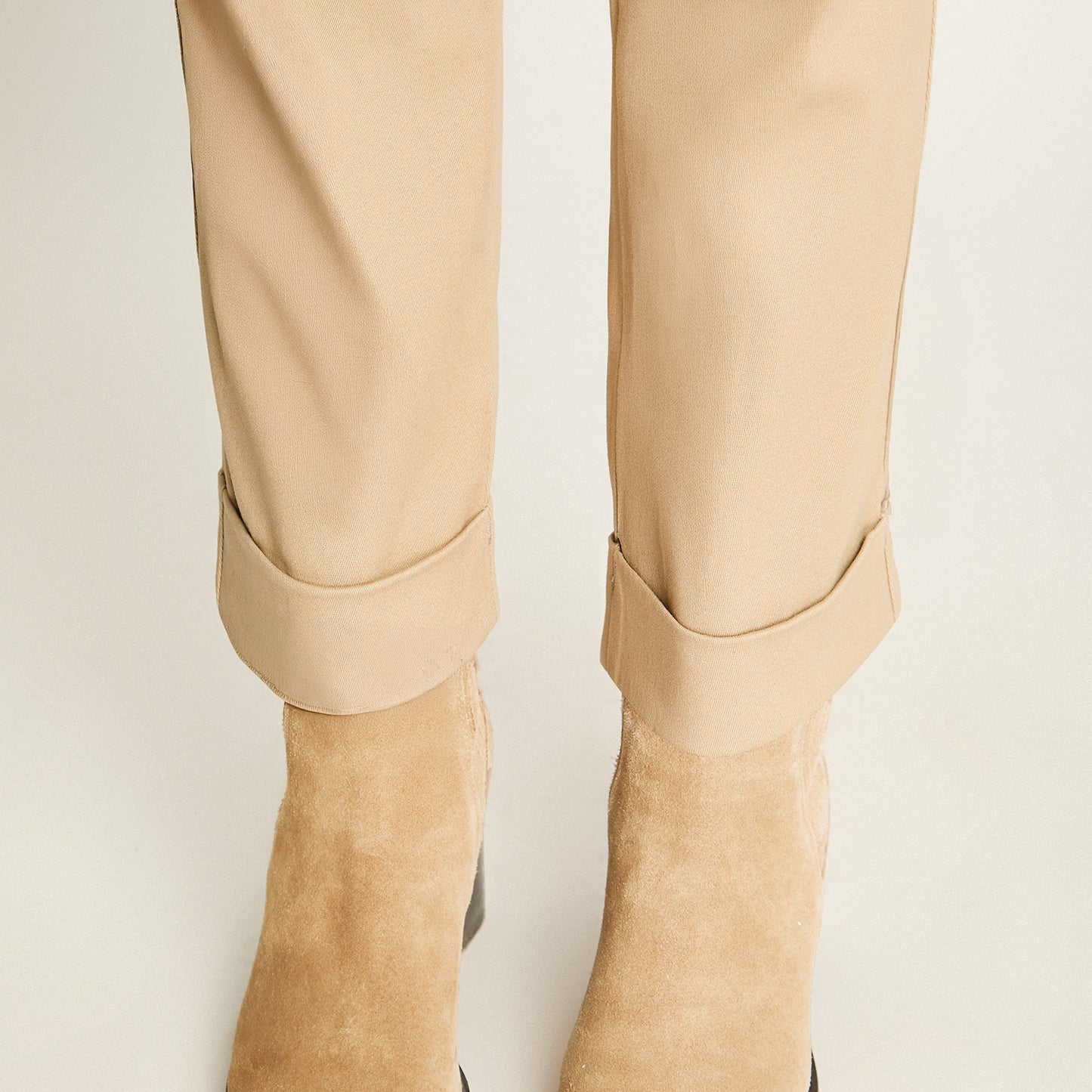 Pantalón Beige con Cinturón Trenzado