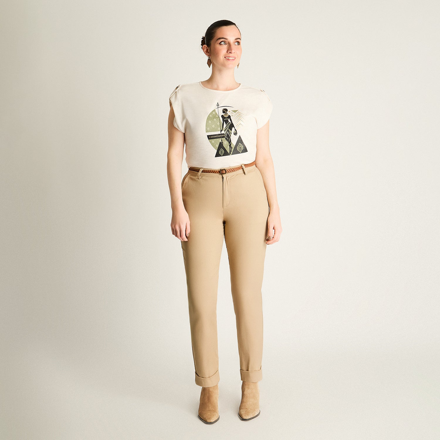 Pantalón Beige con Cinturón Trenzado