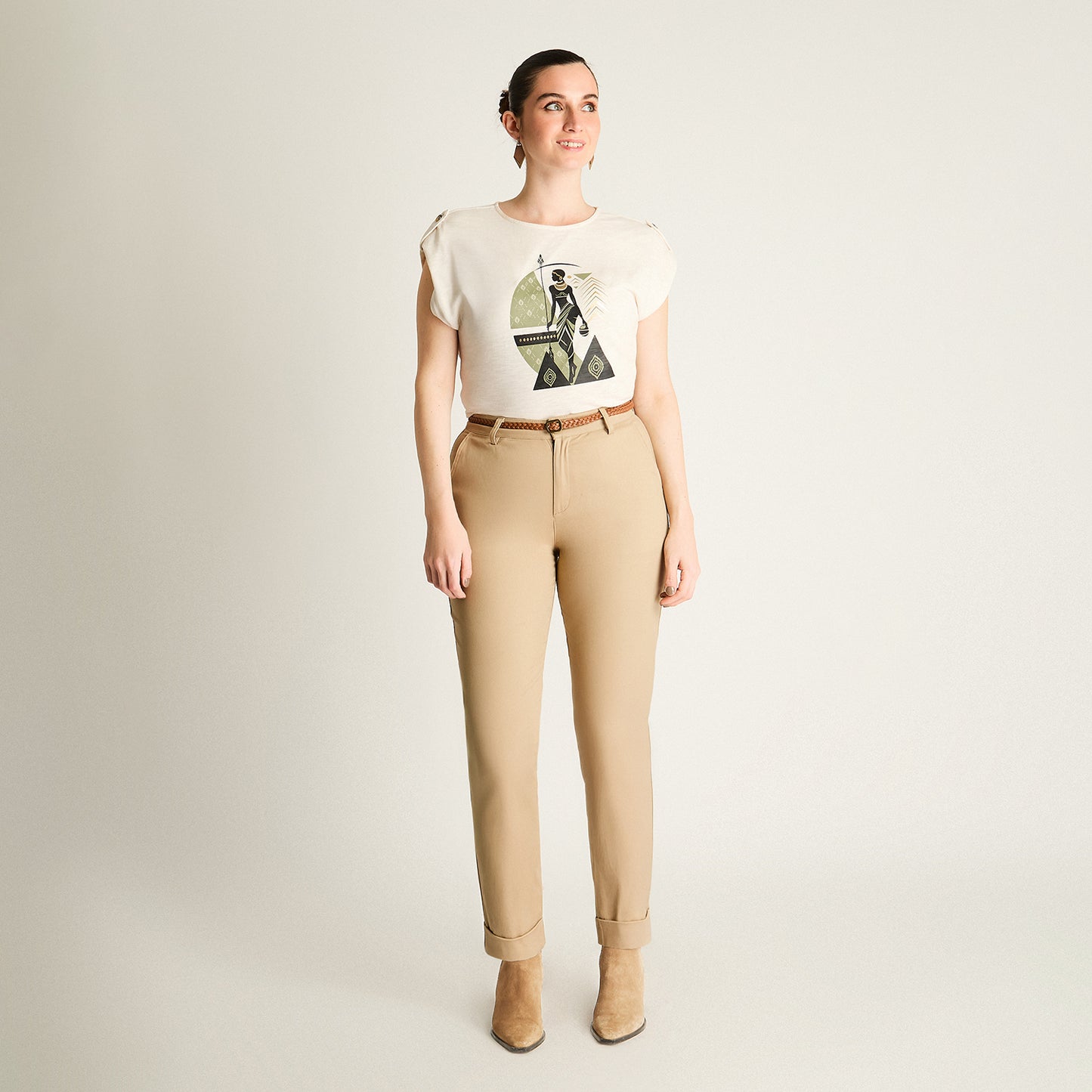 Pantalón Beige con Cinturón Trenzado