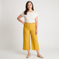 Pantalón Mostaza Culotte No Elasticado Calce Normal en modelo adulta