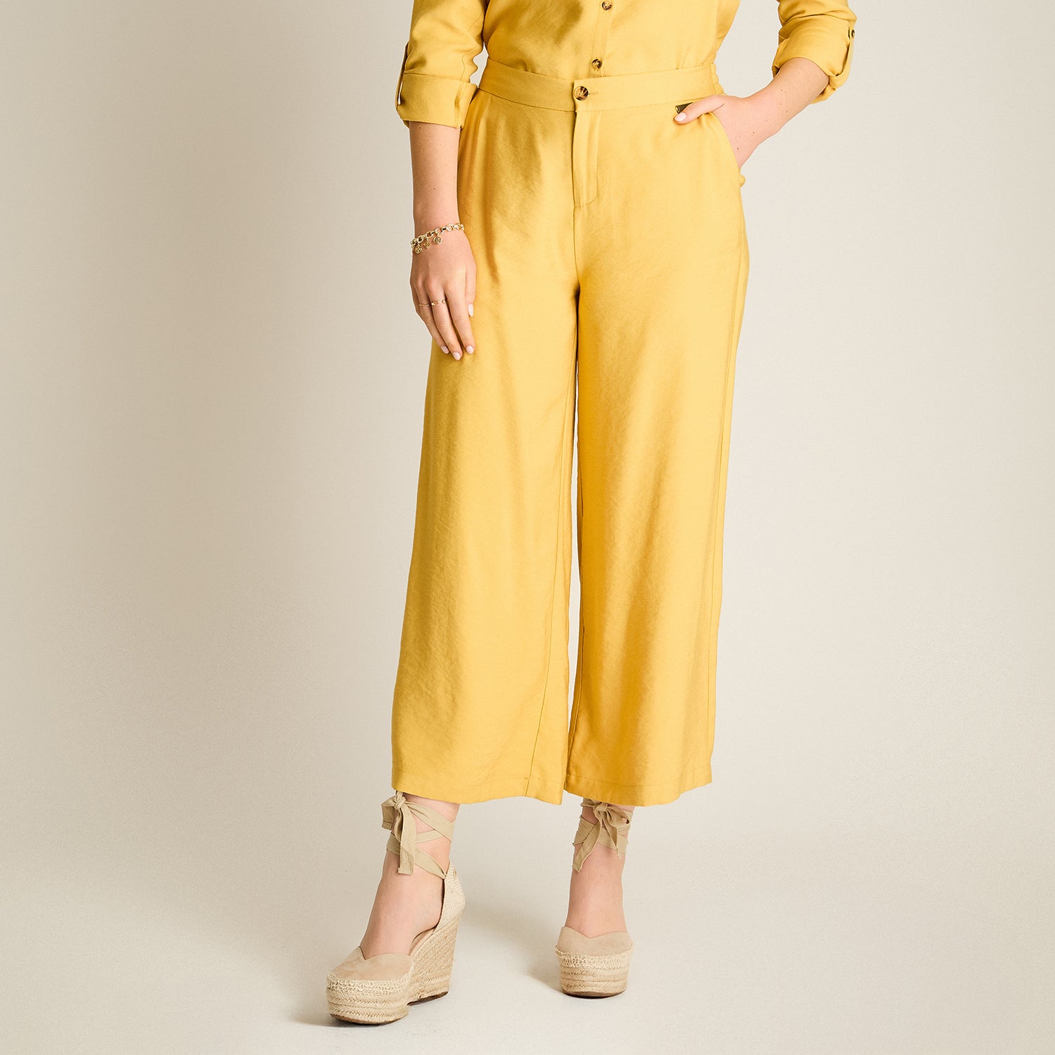 Pantalon Sport Mostaza Elasticidad Nula Sin Forro Calce Holgado Tela Plano