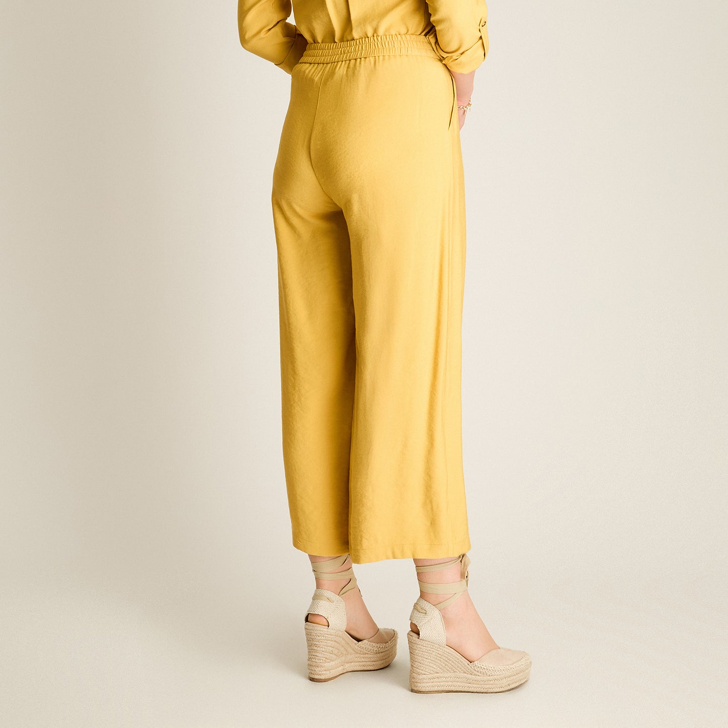 Pantalon Sport Mostaza Elasticidad Nula Sin Forro Calce Holgado Tela Plano