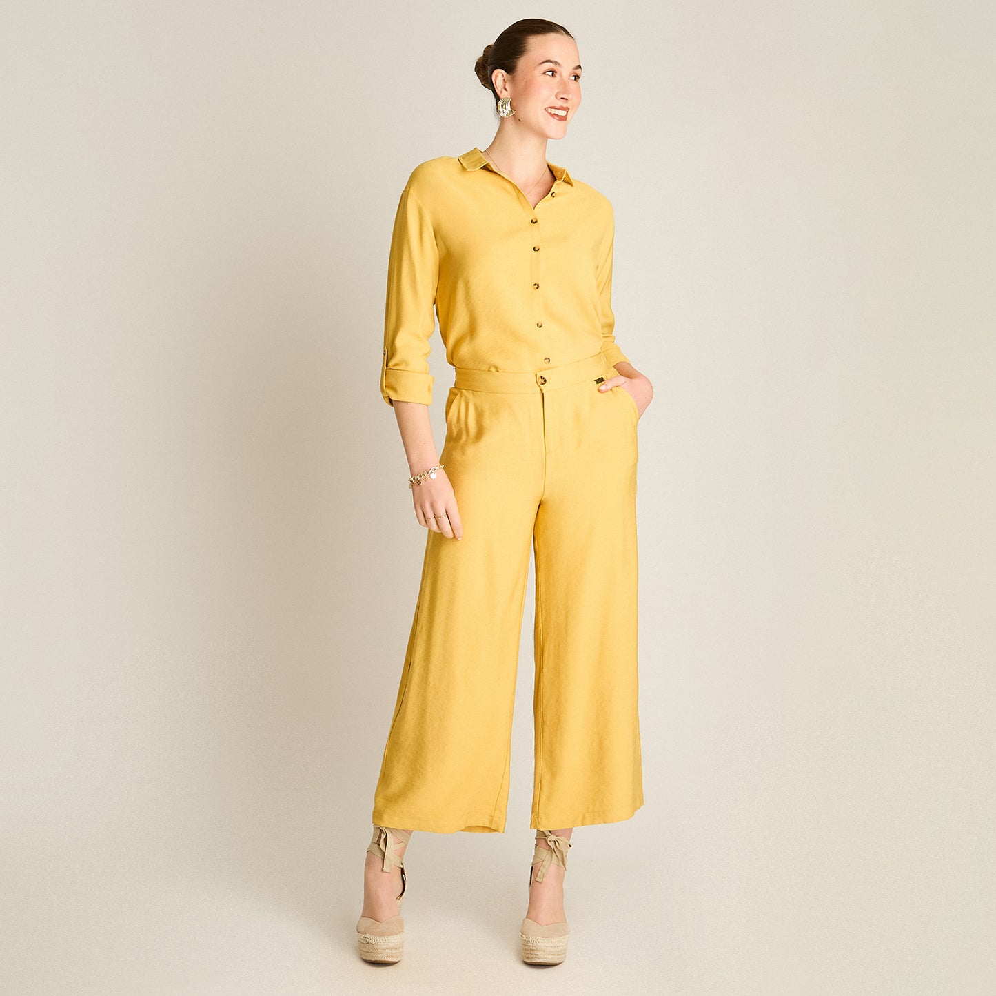 Pantalon Sport Mostaza Elasticidad Nula Sin Forro Calce Holgado Tela Plano