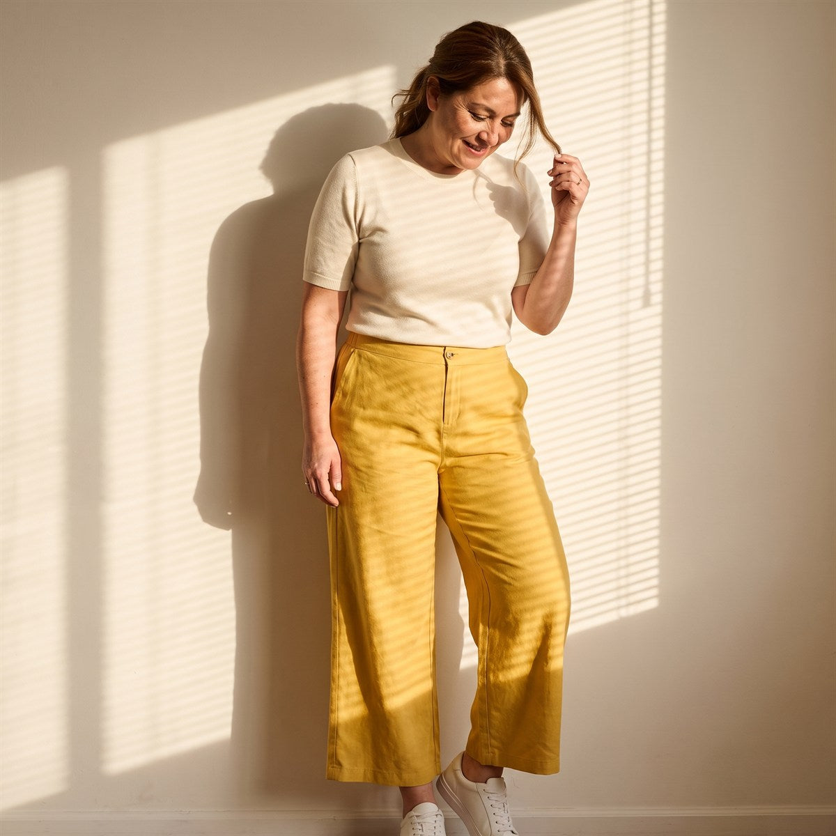 Pantalón Culotte Mostaza con Bolsillos Con Elástico en Cintrura lifestyle