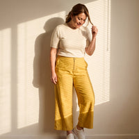 Pantalón Culotte Mostaza con Bolsillos Con Elástico en Cintrura lifestyle