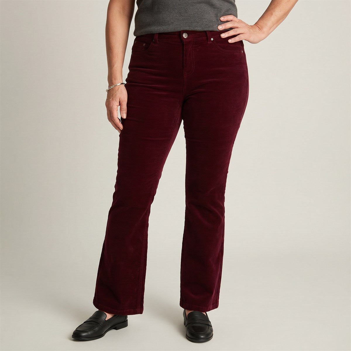 Pantalon Burdeo Cotele Flare en modelo adulta