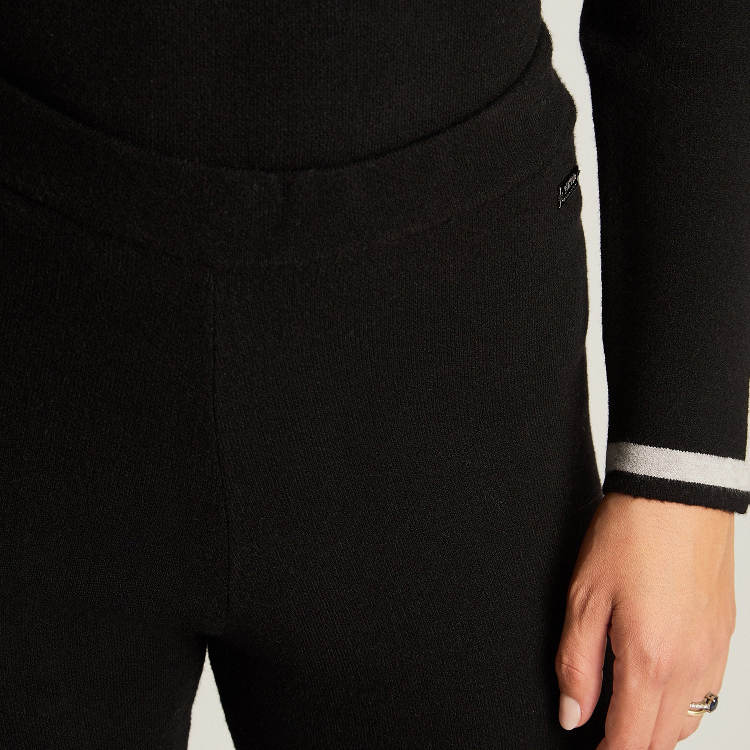 Pantalon Sport Negro Elasticidad Media Sin Forro Calce Normal Tela Tejido