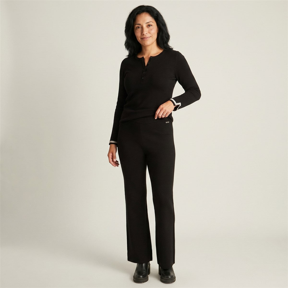 Pantalón Negro Flare Tejido en modelo plus size