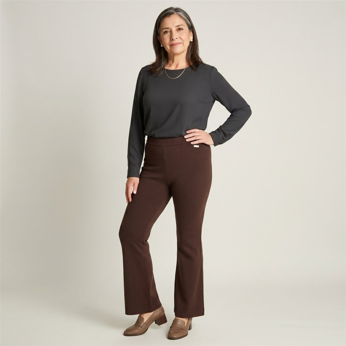 Pantalón Café Flare Tejido en modelo adulta