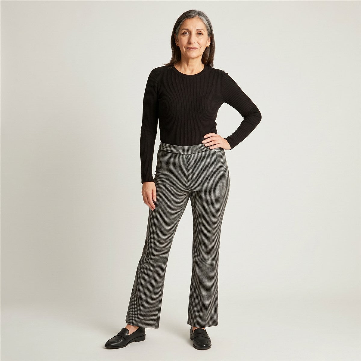 PantalÃ³n Gris con Estampado GeomÃ©trico Corte Flare en modelo adulta