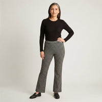 PantalÃ³n Gris con Estampado GeomÃ©trico Corte Flare en modelo adulta
