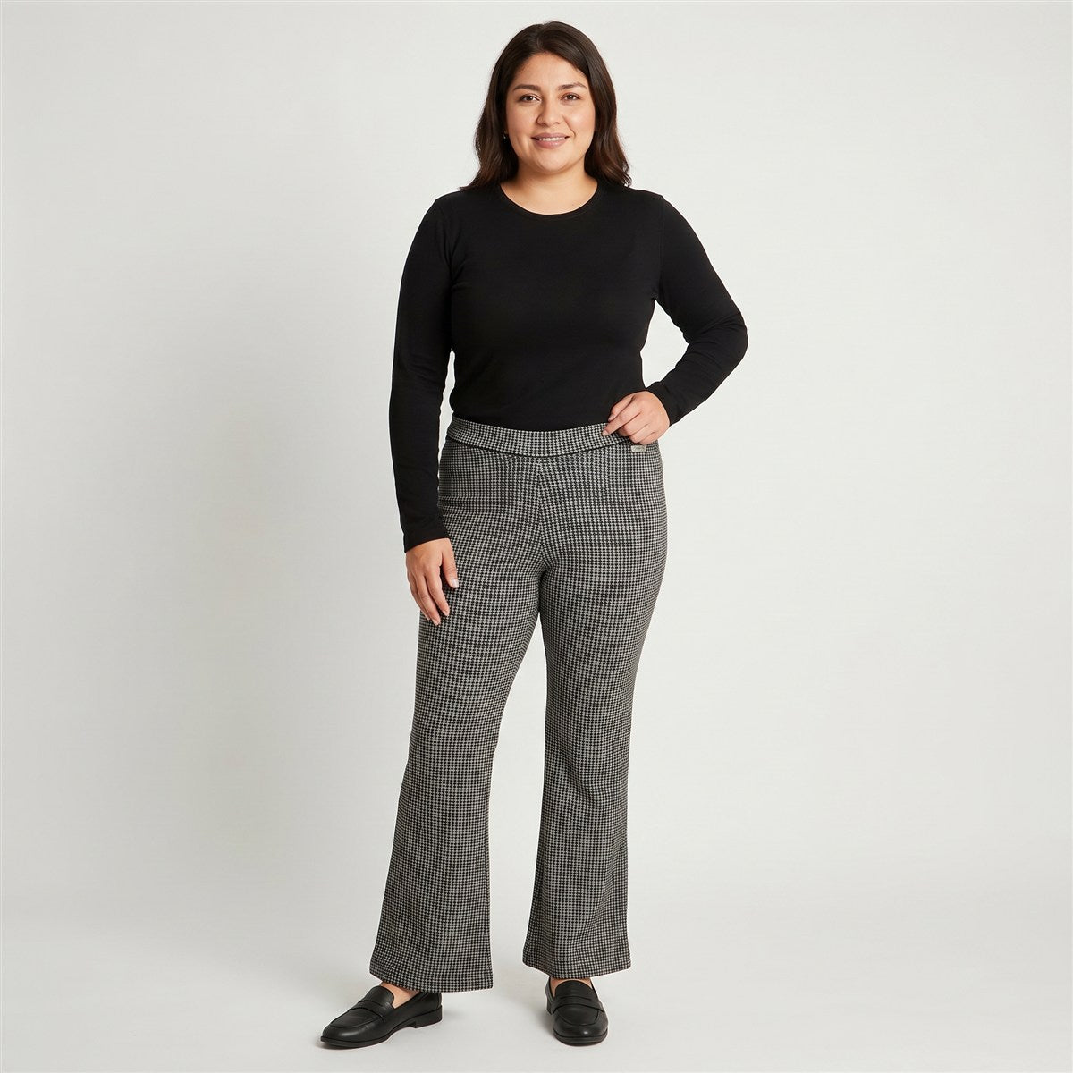PantalÃ³n Gris con Estampado GeomÃ©trico Corte Flare en modelo plus size