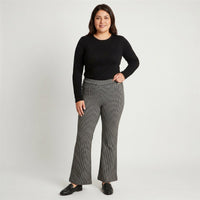PantalÃ³n Gris con Estampado GeomÃ©trico Corte Flare en modelo plus size
