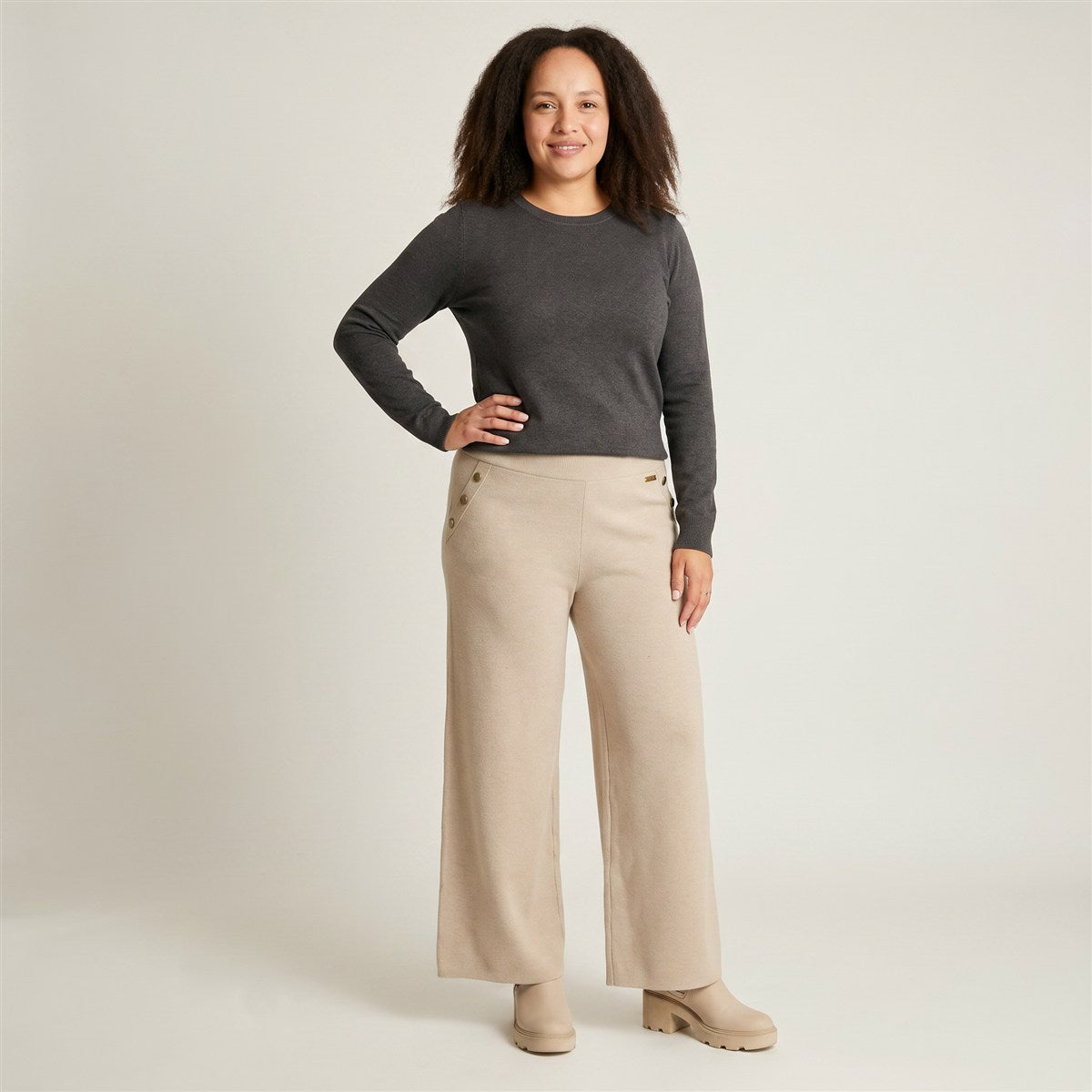 PantalÃ³n Tejido Beige Wide Leg en modelo plus size