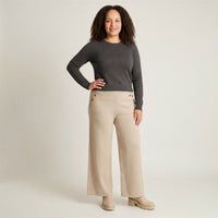 PantalÃ³n Tejido Beige Wide Leg en modelo plus size