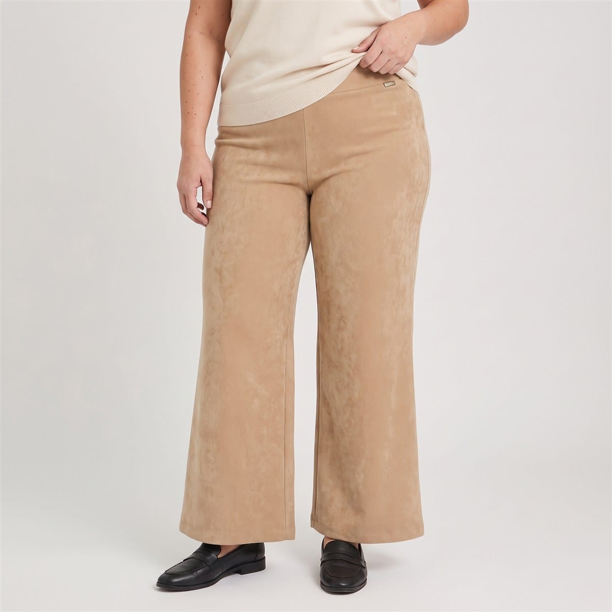 Pantalón Sport Palazzo de Suede Camel en modelo plus size