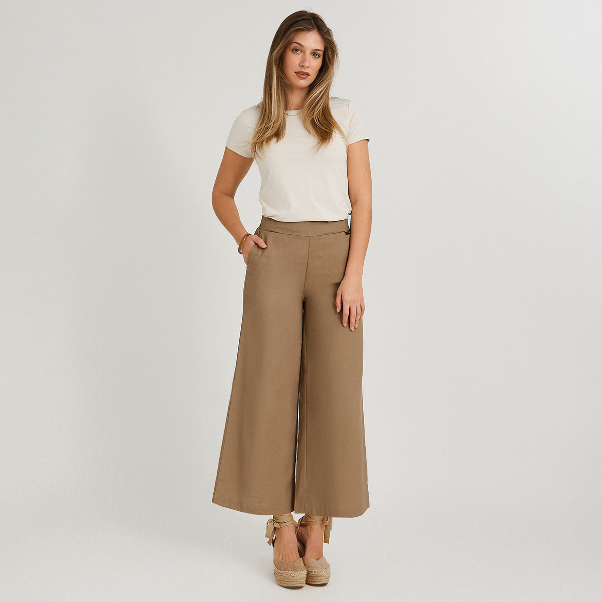 Pantalón Sport Culotte de Lino con Cinturón Taupe