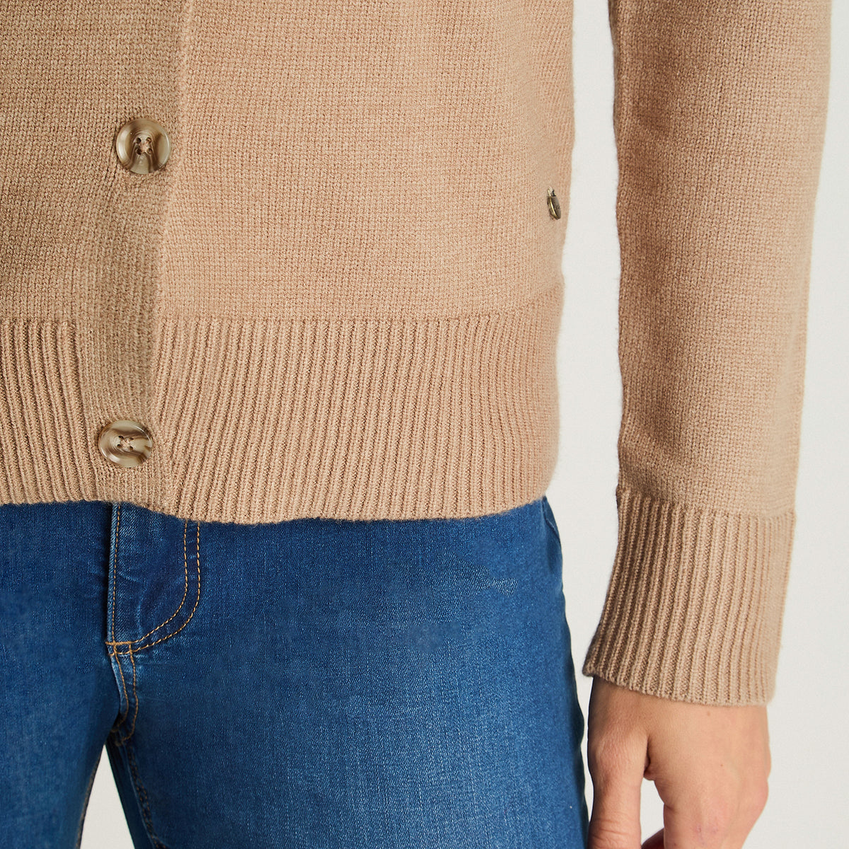 Cardigan Cuello V Básico Camel Curvi