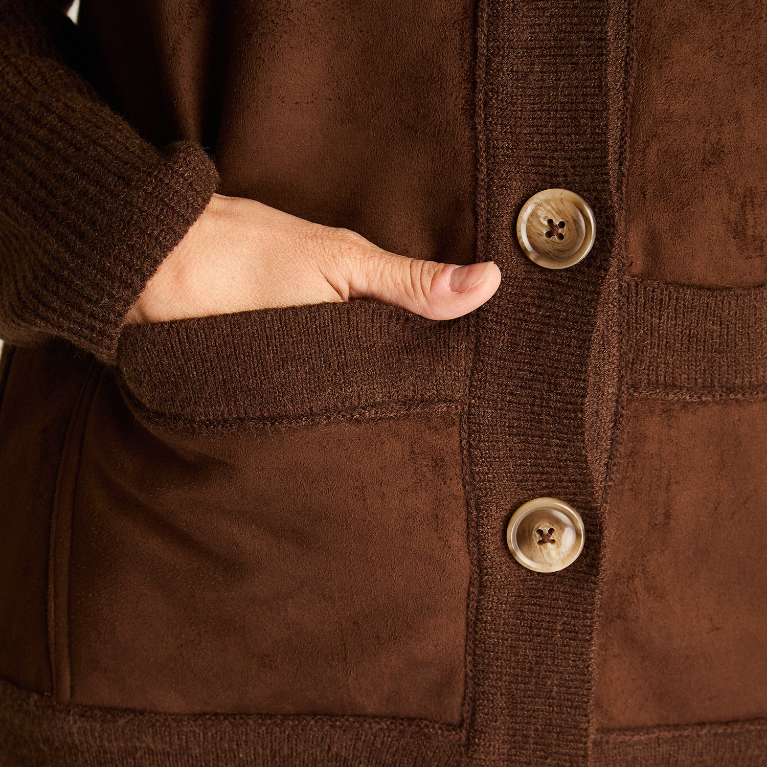 Cardigan Mix Fabric Con Aplicación De Suede Bonded , Y Bolsillos Delanteros Café