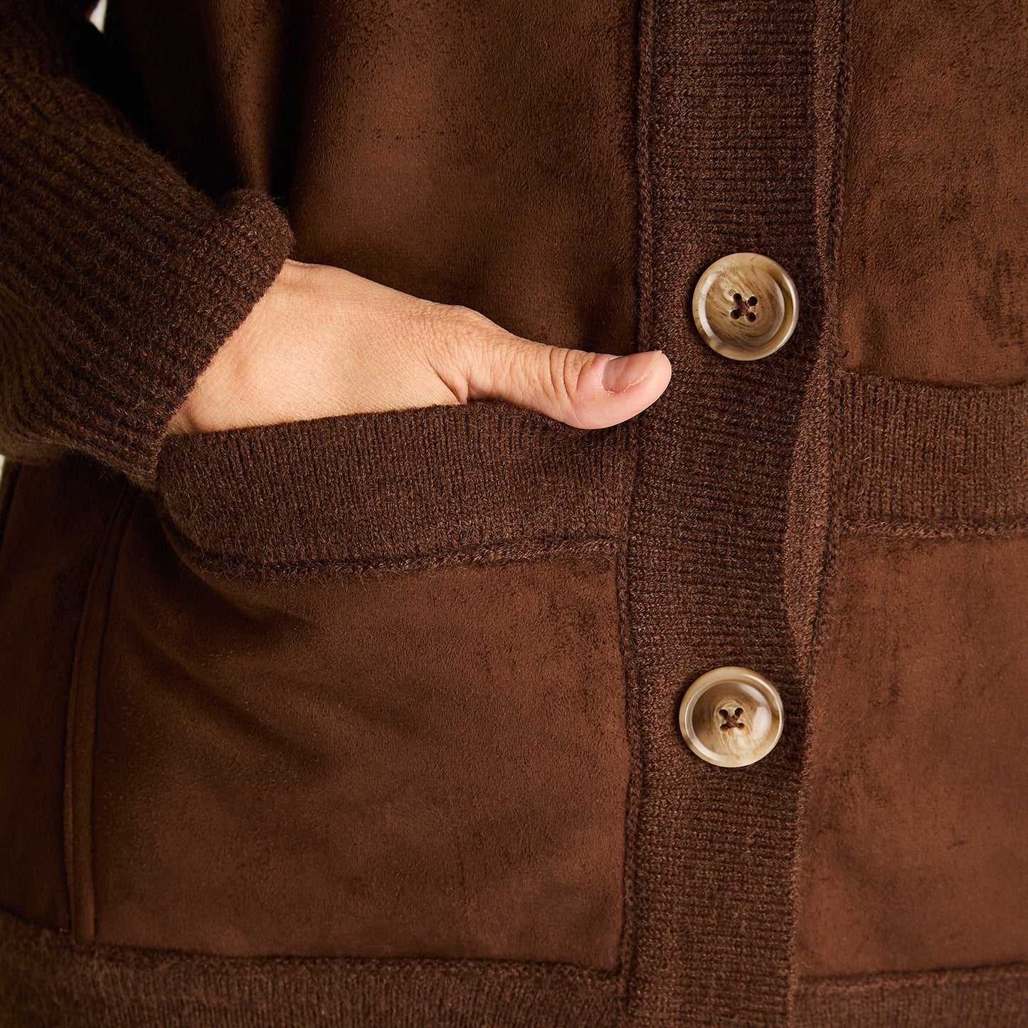 Cardigan Mix Fabric Con Aplicación De Suede Bonded , Y Bolsillos Delanteros Café