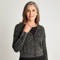 Cardigan Trenzado Con Botones Gris en modelo adulta