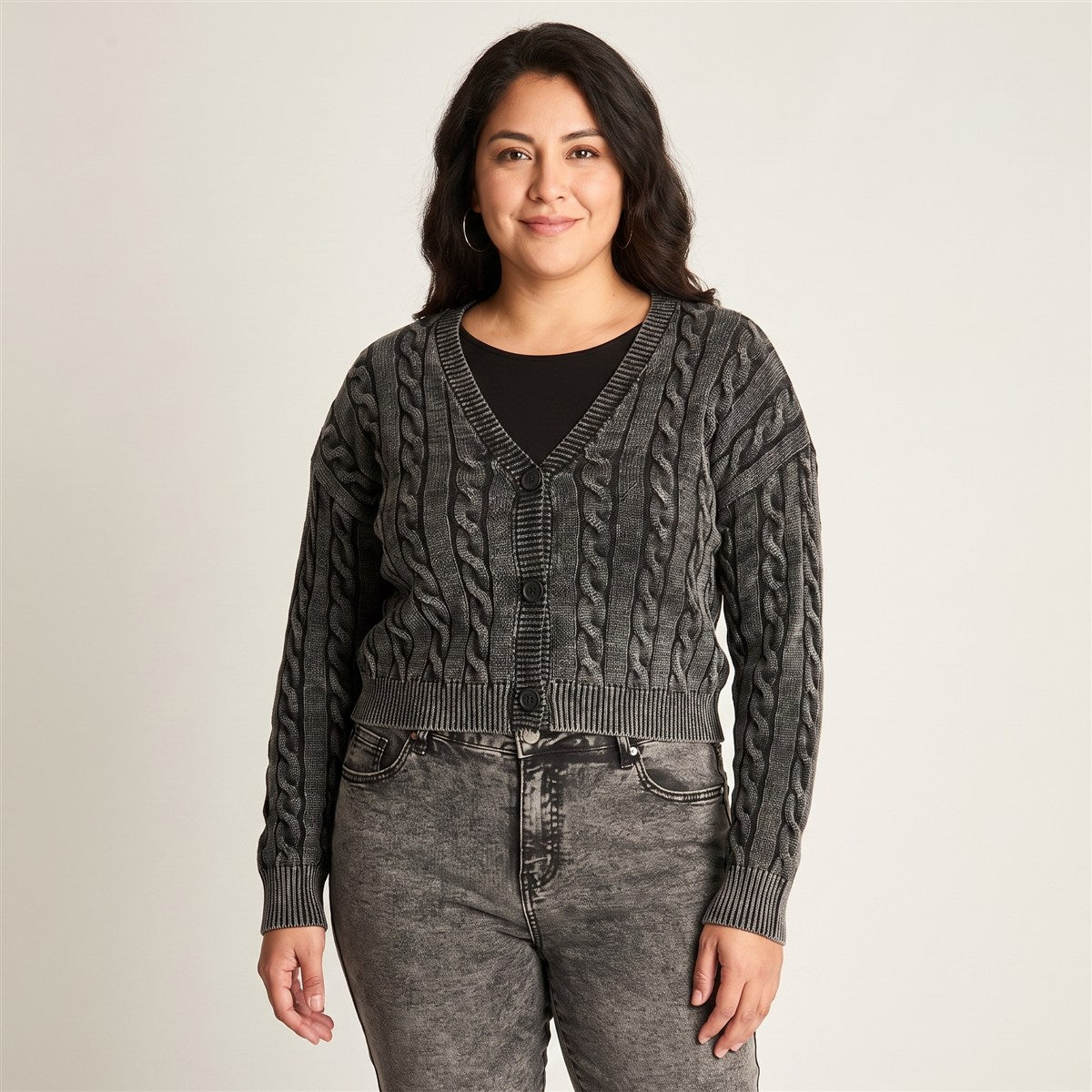 Cardigan Trenzado Con Botones Gris en modelo plus size