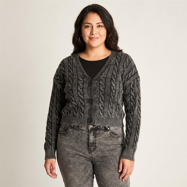 Cardigan Trenzado Con Botones Gris en modelo plus size