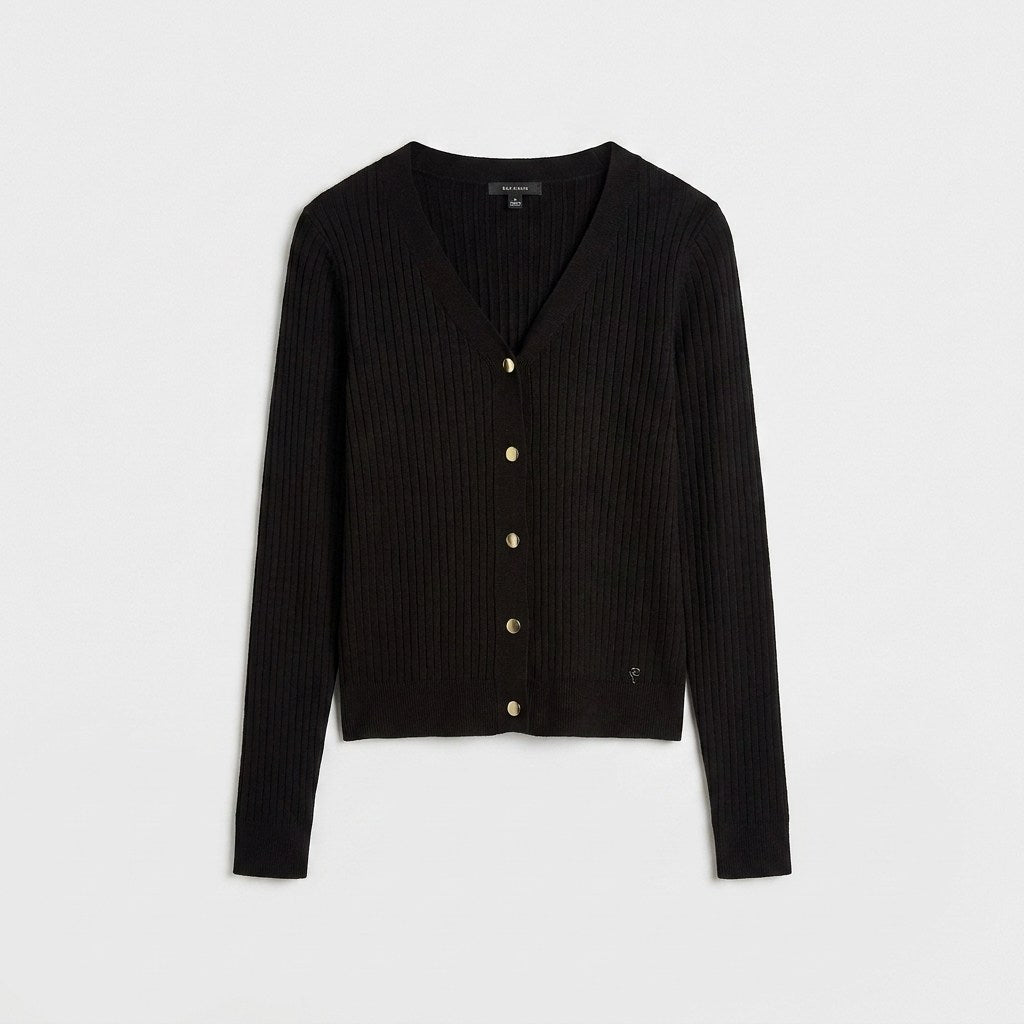 Cardigan Negro Acanalado Con Botones Dorados en plano