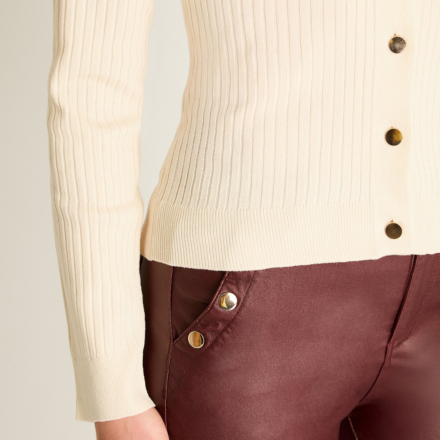 Cardigan Arena con Ribete Contraste