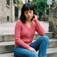 Cardigan Rosado Acanalado Con Botones Dorados lifestyle