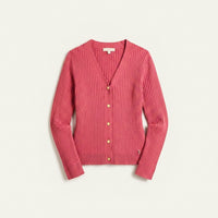 Cardigan Rosado Acanalado Con Botones Dorados en plano
