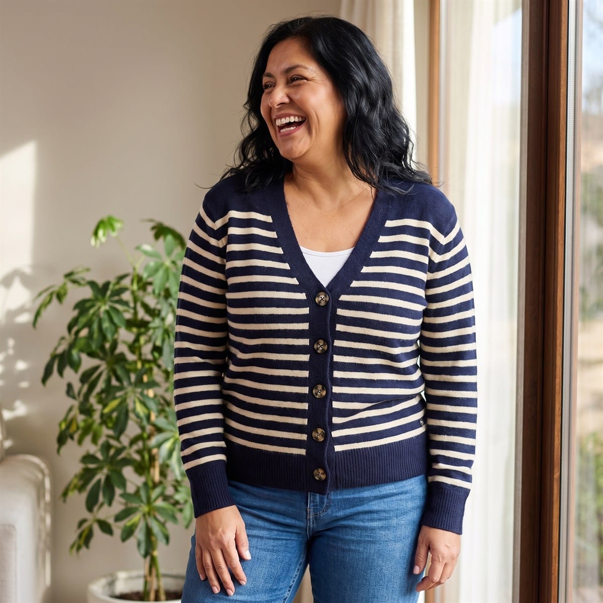 Cardigan Azul Marino A Rayas Con Botones Dorados lifestyle