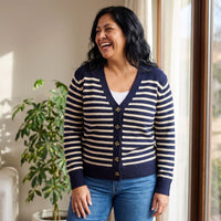 Cardigan Azul Marino A Rayas Con Botones Dorados lifestyle