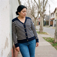 Cardigan Azul Marino A Rayas Con Botones Dorados lifestyle