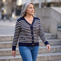 Cardigan Azul Marino A Rayas Con Botones Dorados lifestyle