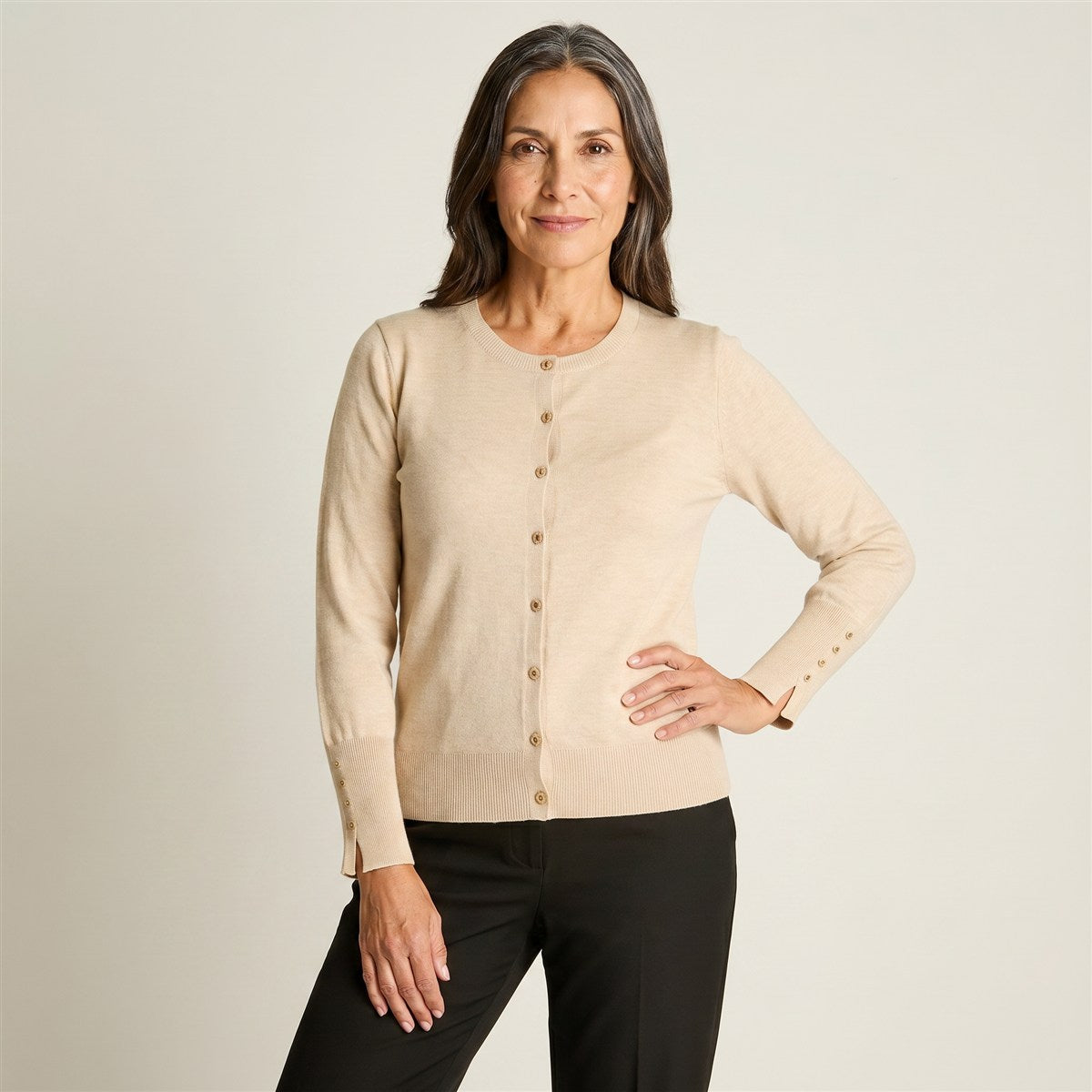 Cardigan Beige Cuello Redondo con Botones en modelo adulta