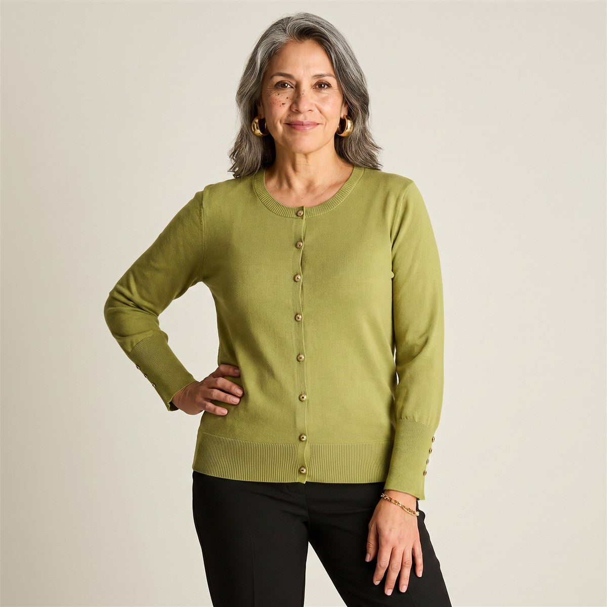 Cardigan Pistacho Cuello Redondo con Botones en modelo adulta