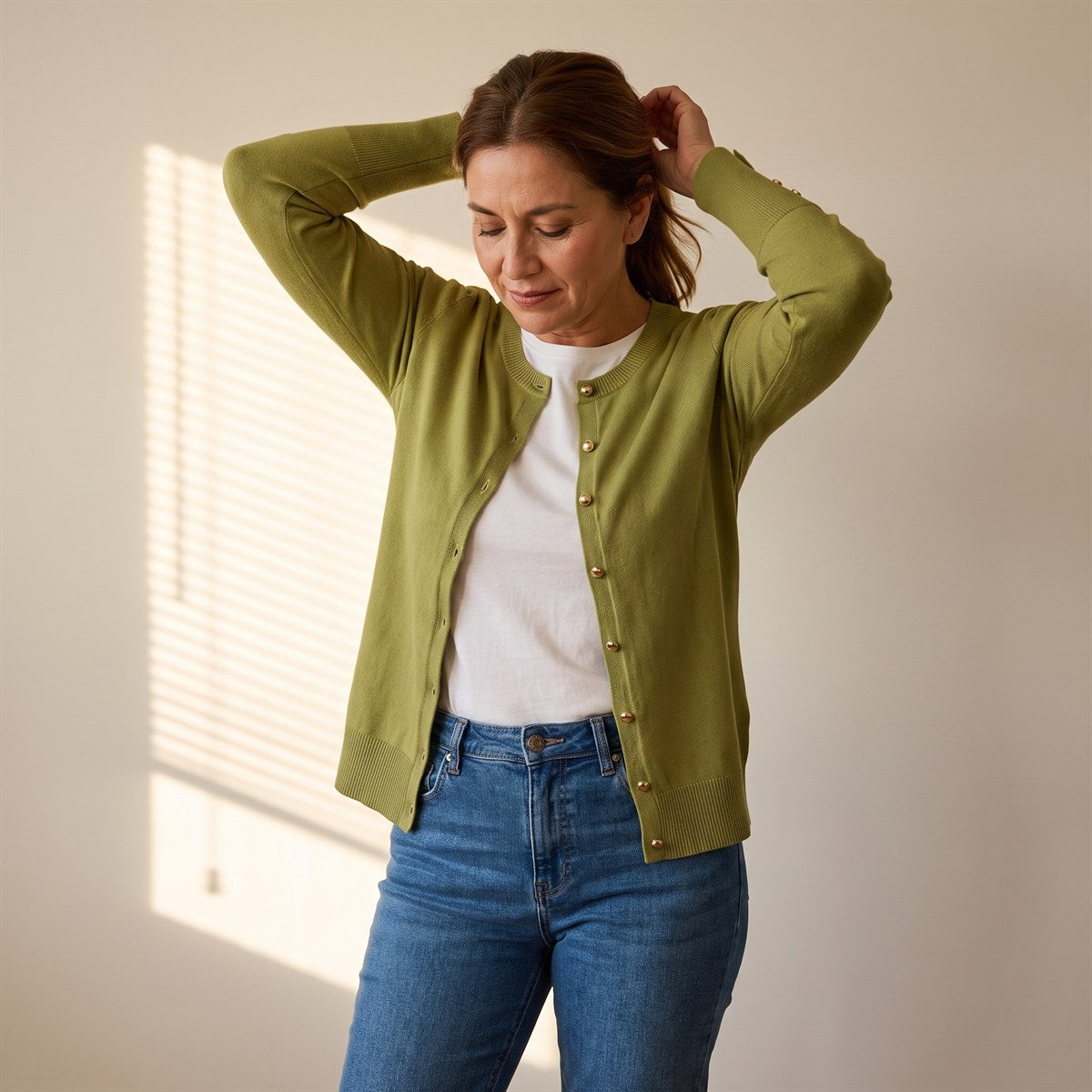 Cardigan Pistacho Cuello Redondo con Botones Frontales y en Manga lifestyle