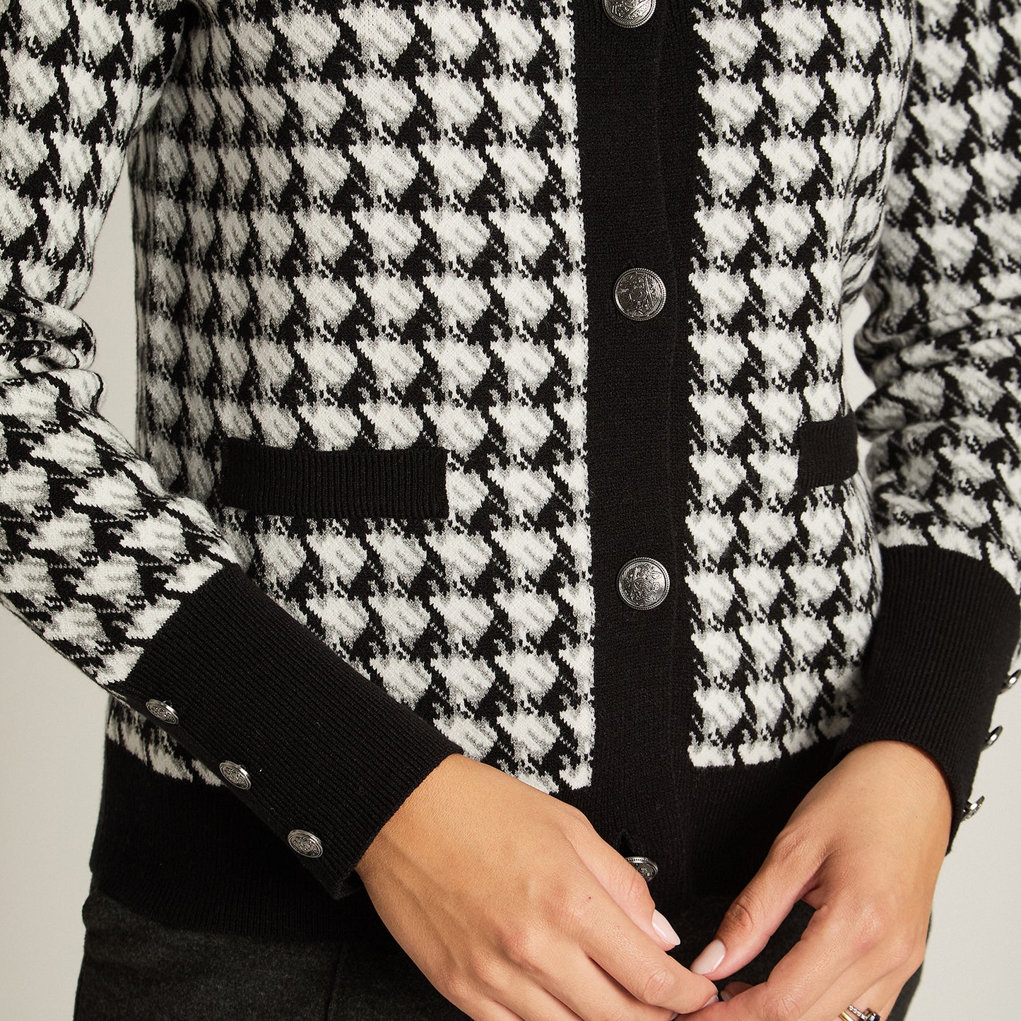 Cardigan Blanco Manga Larga Elasticidad Media Sin Forro Calce Normal Tela Tejido