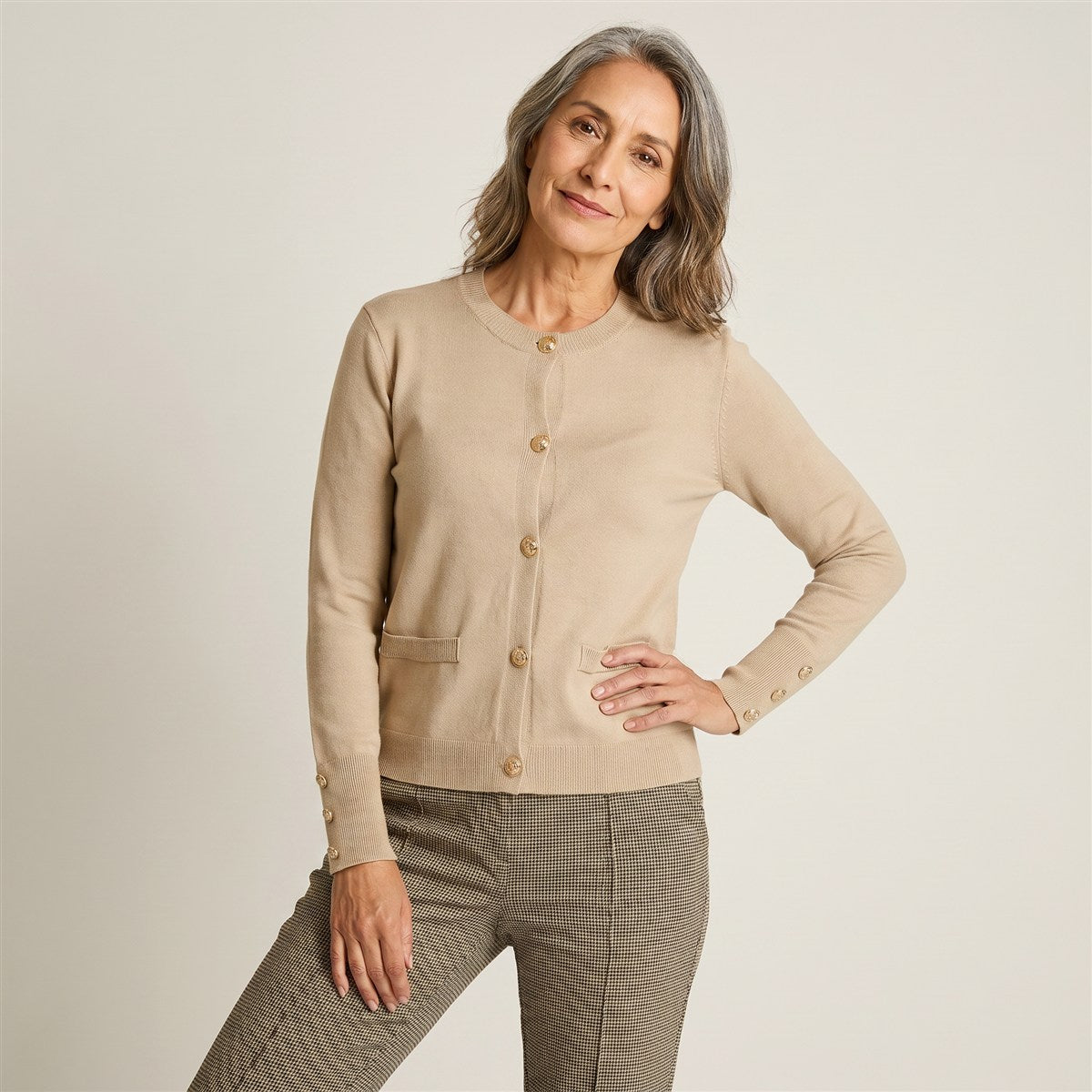 Cardigan Arena con Botones Dorados en Tejido en modelo adulta