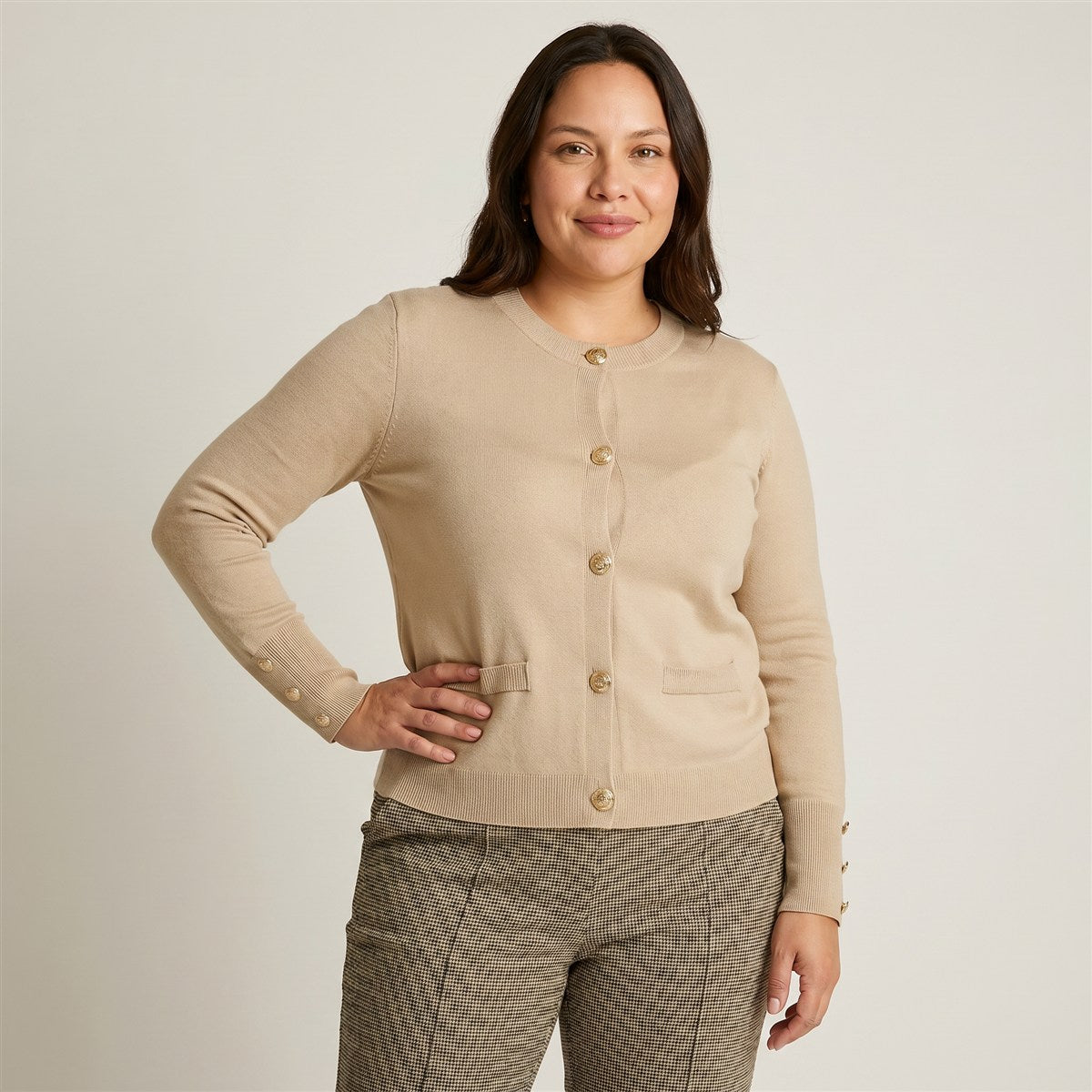 Cardigan Arena con Botones Dorados en Tejido en modelo plus size