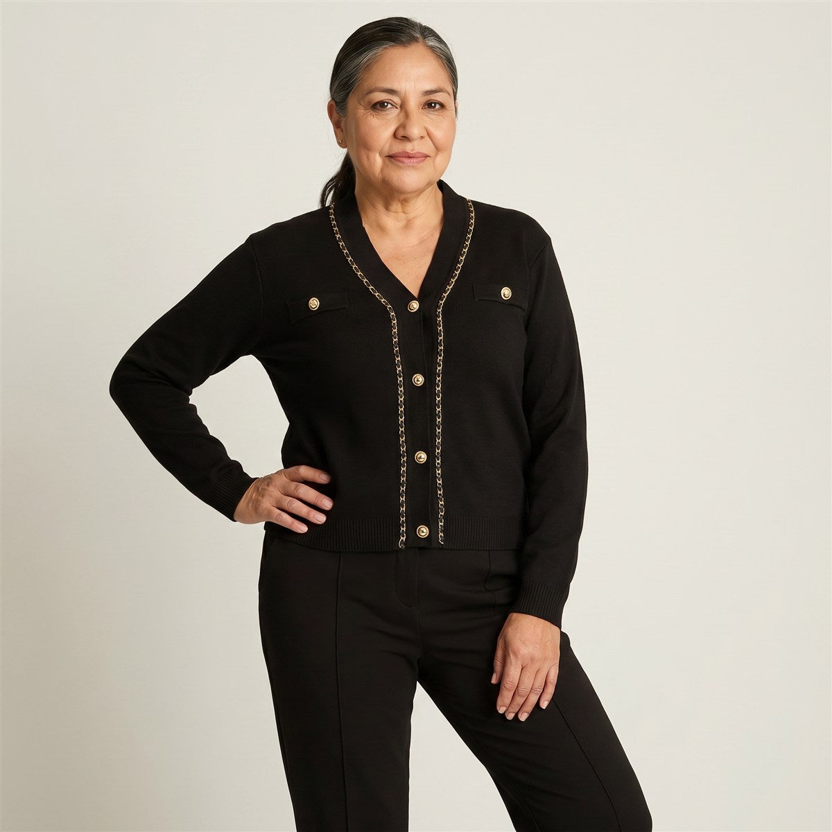 Cardigan Negro con AplicaciÃ³n de Cadena Dorada en modelo adulta