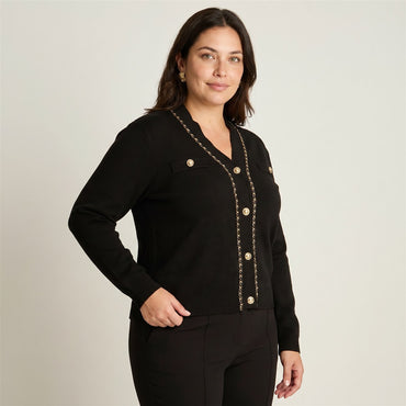 Cardigan Negro con AplicaciÃ³n de Cadena Dorada en modelo plus size